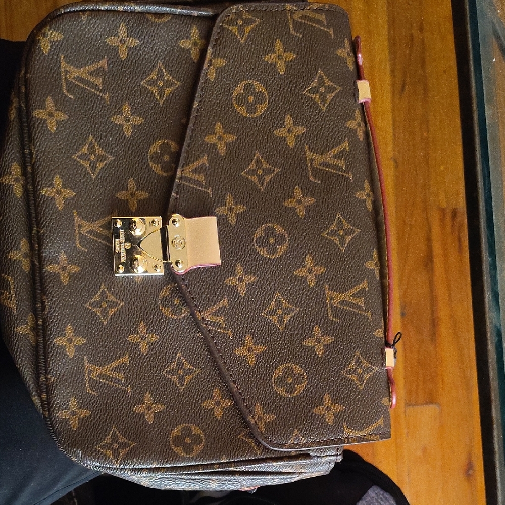 Louis Vuitton -- 💯👑🩷👝👛👜💼....Pochette Métis East West Crossbody handbag